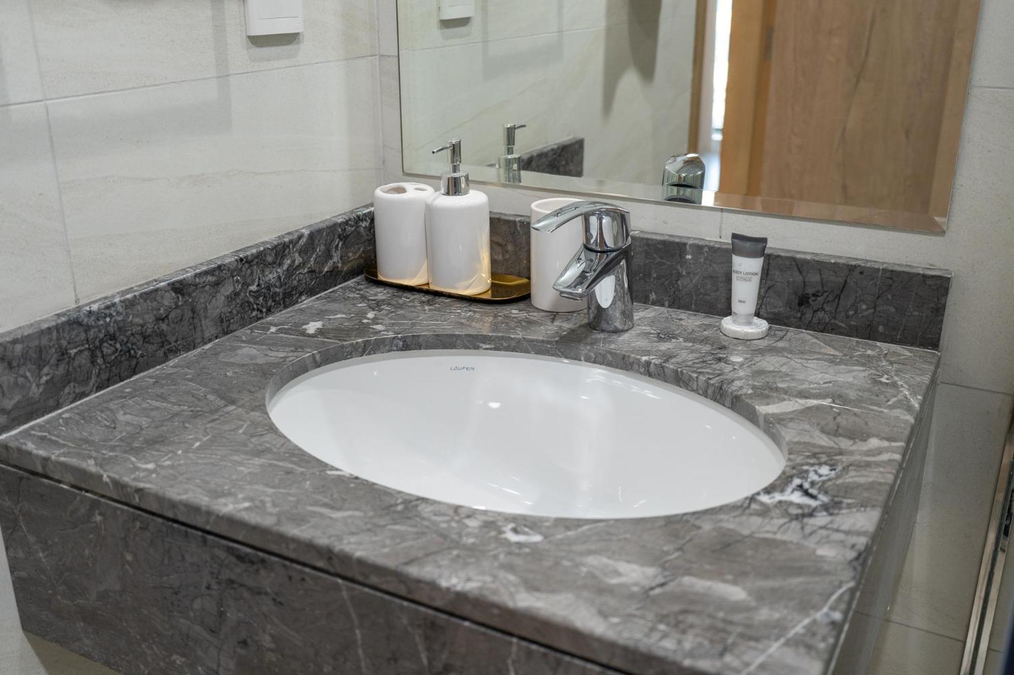 2-bedroom Oasis With Hotel-quality Comfort In Business Bay Perfect For 4 *
