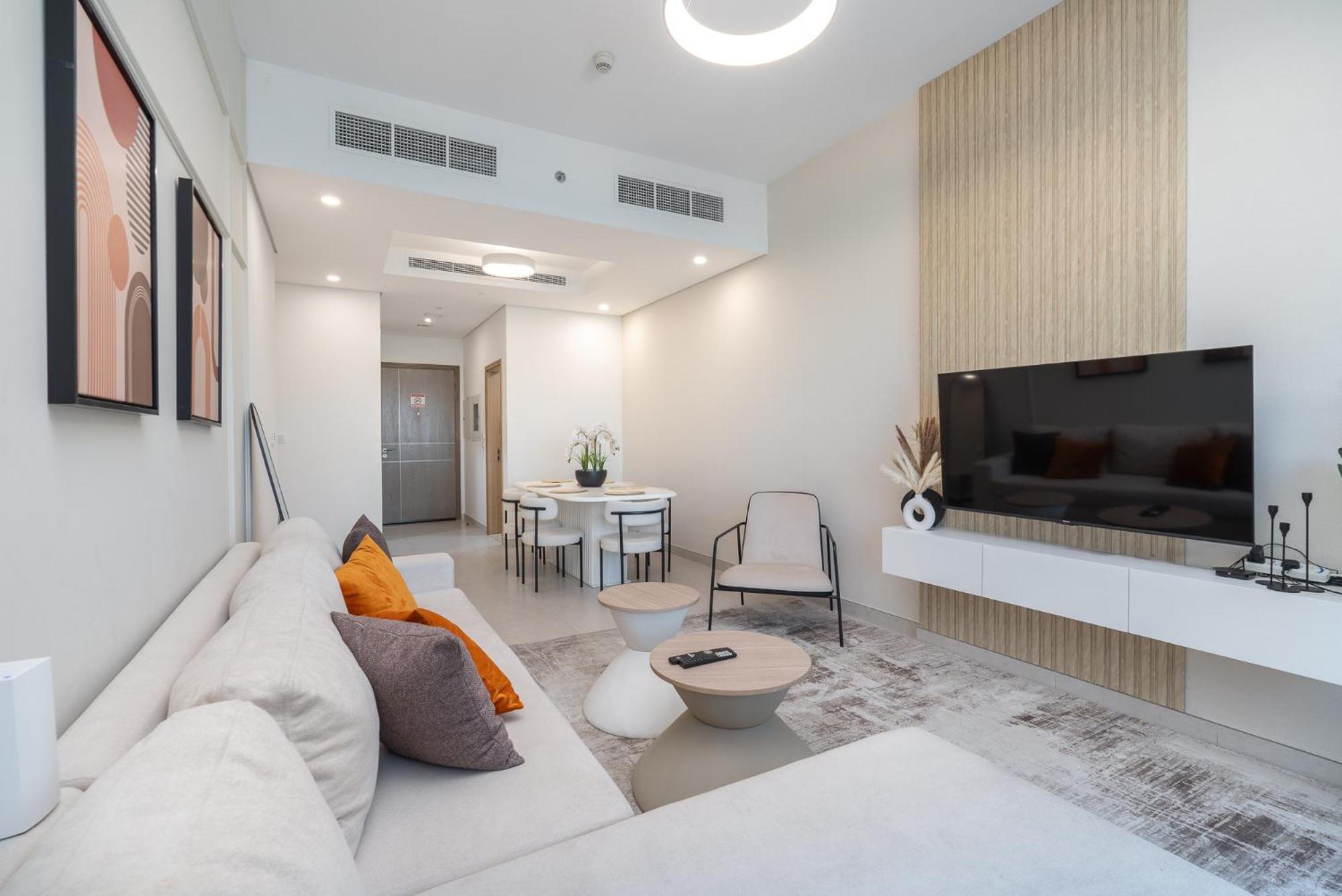 2-bedroom Oasis With Hotel-quality Comfort In Business Bay Perfect For 4 * Dubai
