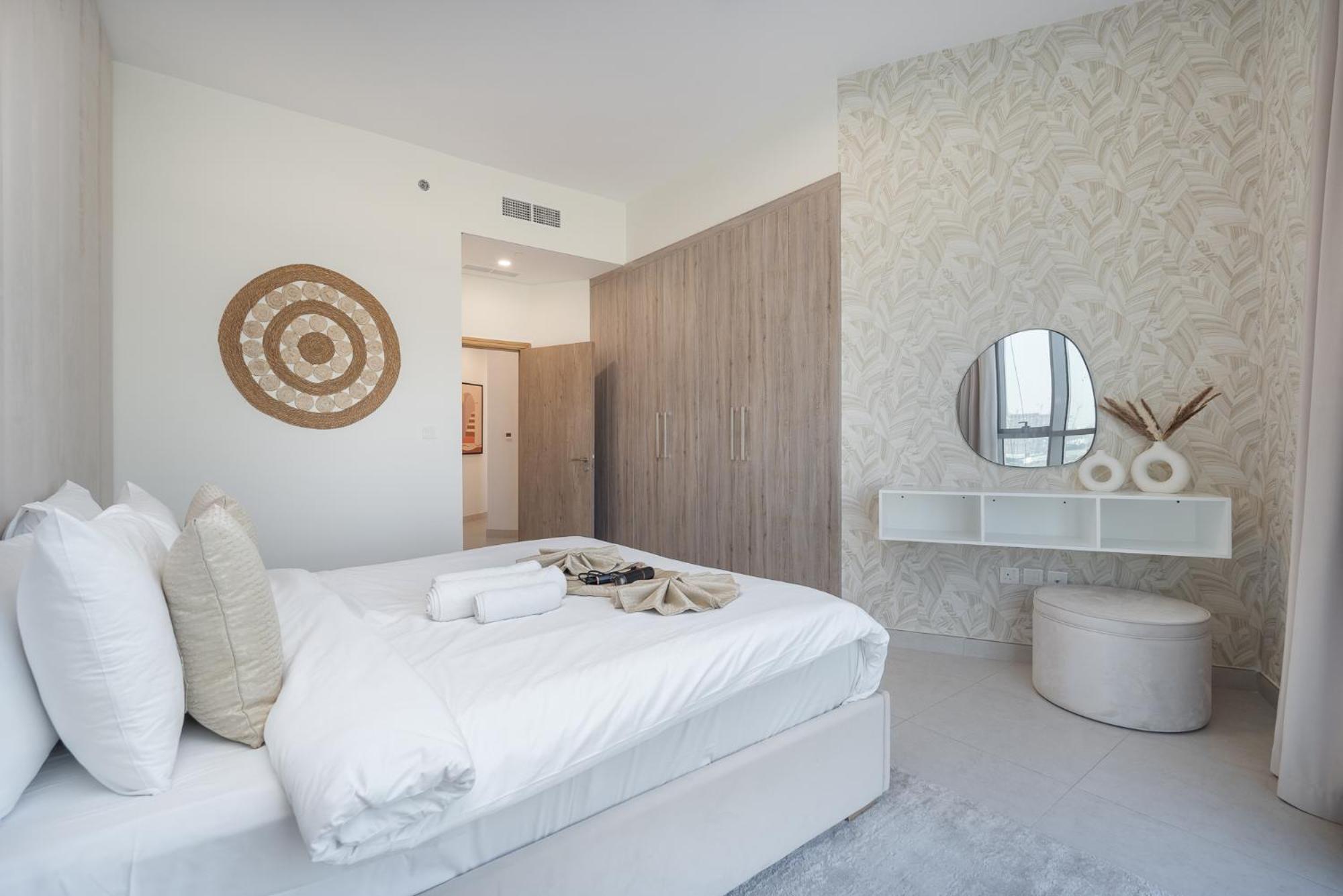 2-bedroom Oasis With Hotel-quality Comfort In Business Bay Perfect For 4 * Dubai