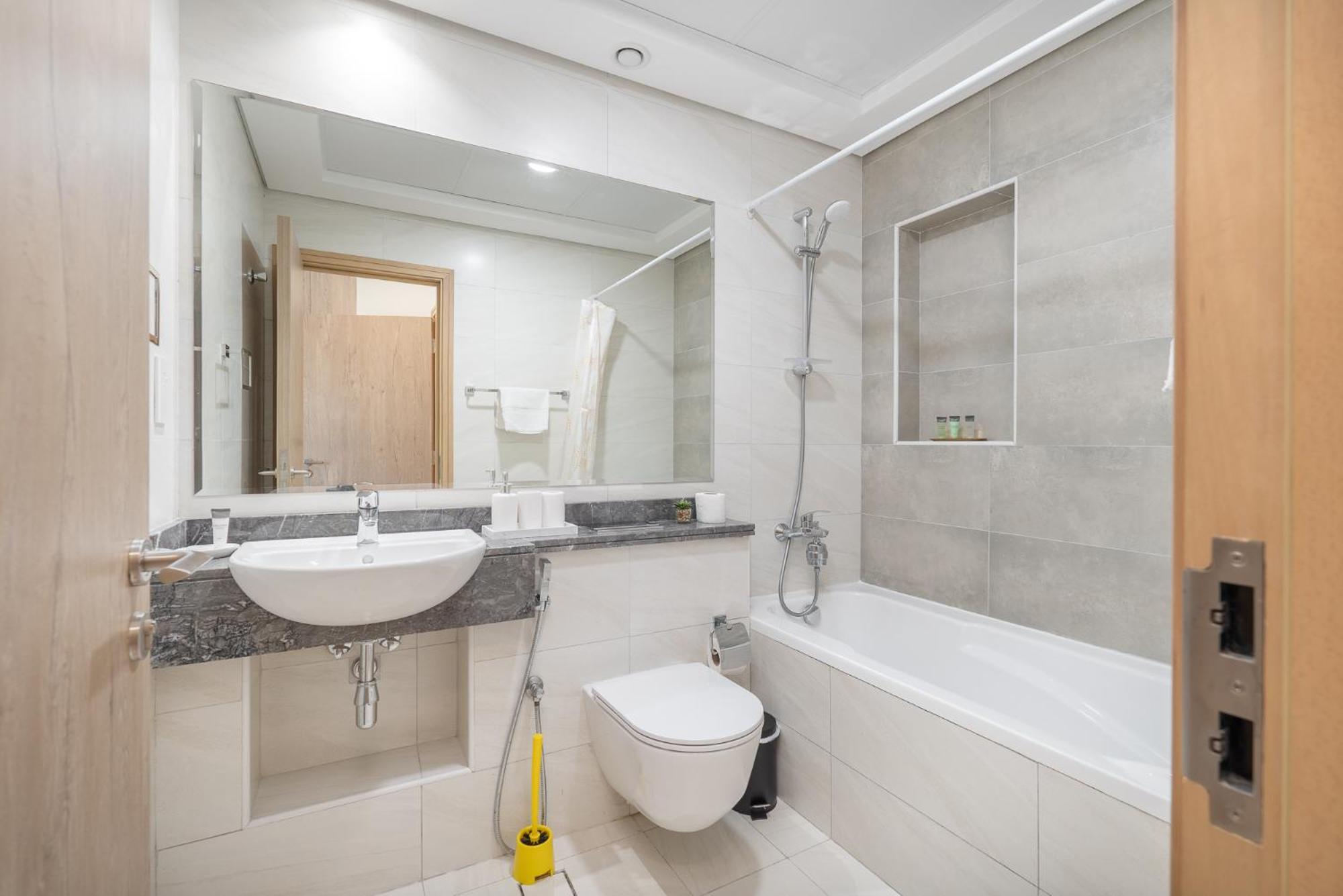 2-bedroom Oasis With Hotel-quality Comfort In Business Bay Perfect For 4 Apartment