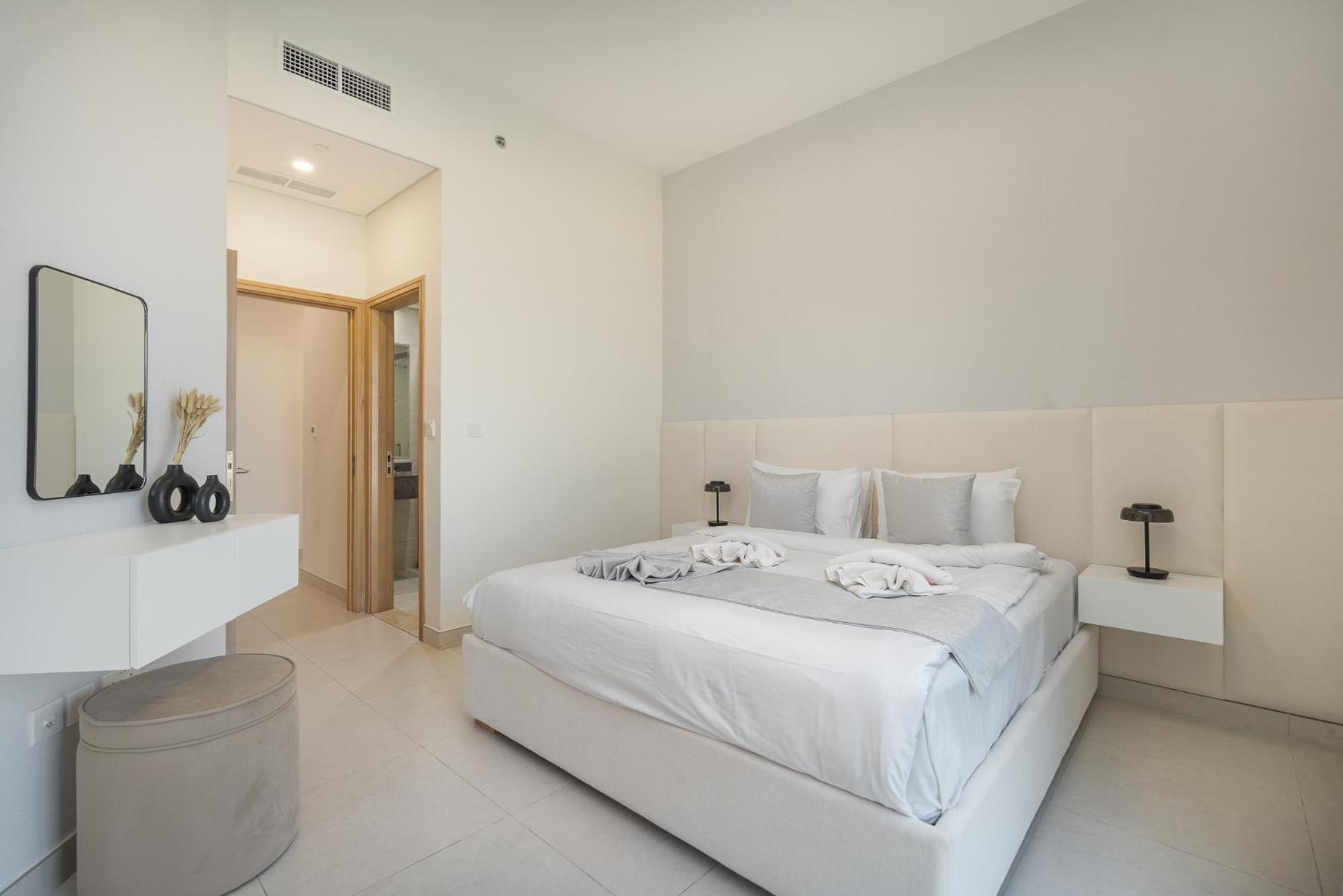 2-bedroom Oasis With Hotel-quality Comfort In Business Bay Perfect For 4 Apartment